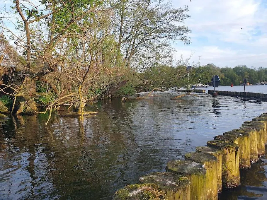 Tekne Mitten Im Wasser - Romantische Erholung In Berlin